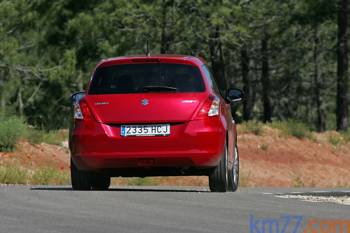 Suzuki Swift 1.3 D 75 CV GL+ Turismo Rojo Bright Exterior Posterior 3 puertas