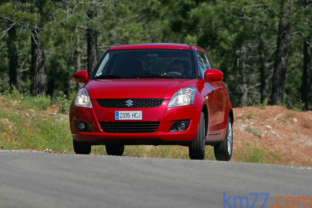 Suzuki Swift 1.3 D 75 CV GL+ Turismo Rojo Bright Exterior Frontal-Lateral 3 puertas