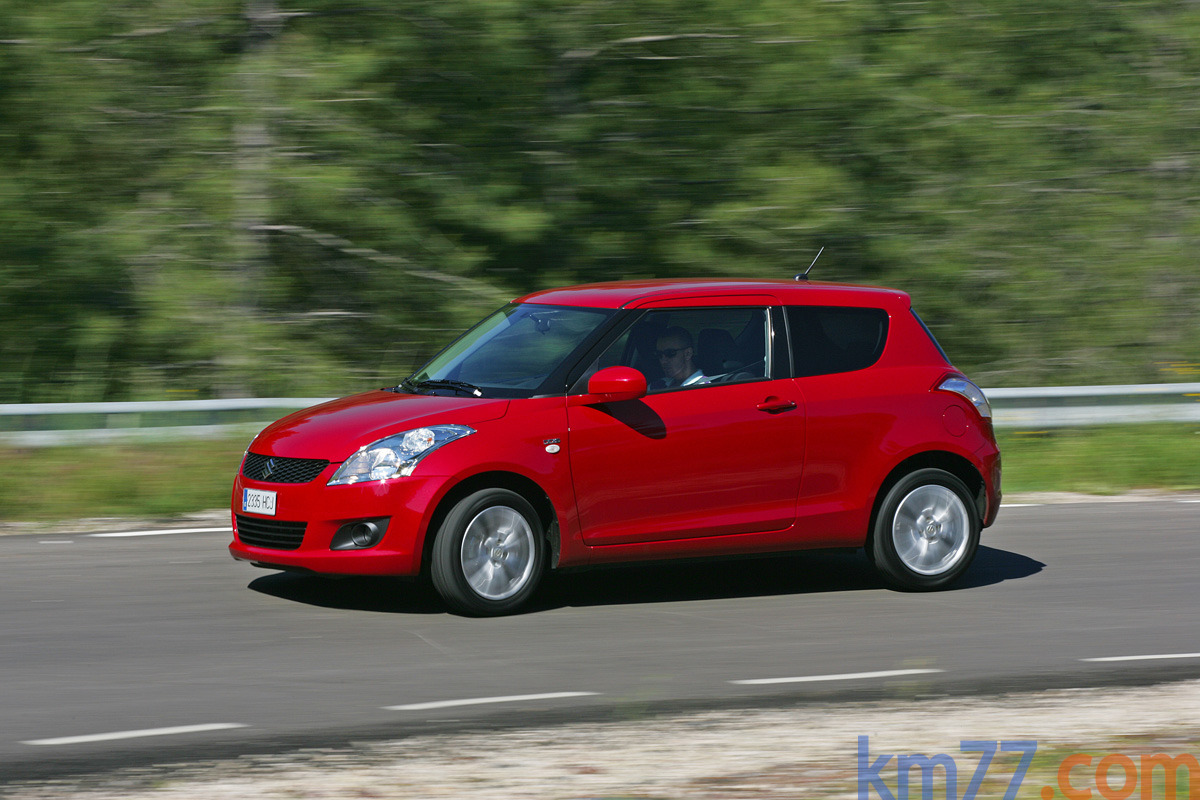 Suzuki Swift 1.3 D 75 CV GL+ Turismo Rojo Bright Exterior Lateral-Frontal 3 puertas