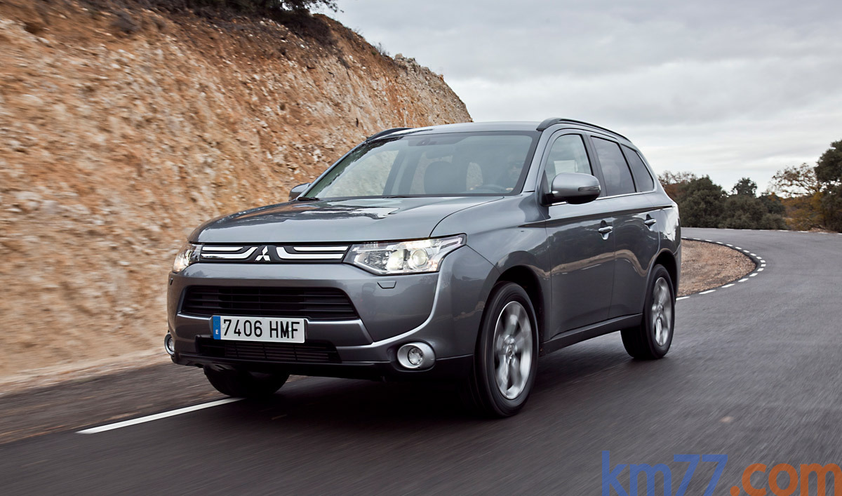 Mitsubishi Outlander 220 DI-D 150 CV 4WD Motion Todo terreno Gris Titanium Exterior Frontal-Lateral 5 puertas