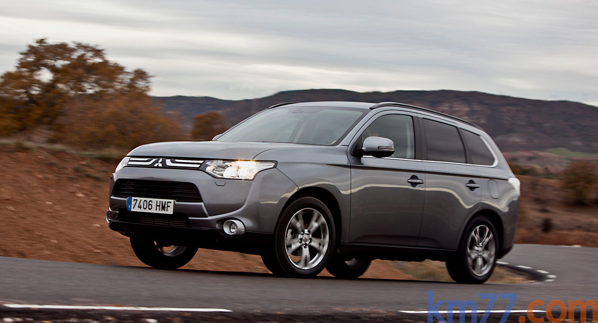 Mitsubishi Outlander 220 DI-D 150 CV 4WD Motion Todo terreno Gris Titanium Exterior Frontal-Lateral 5 puertas