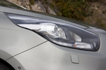 KIA Carens 1.7 CRDi 136 CV Gama Carens Monovolumen Brilliantsilber Metallic Exterior Faro 5 puertas