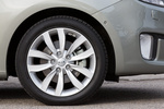 KIA Carens 1.7 CRDi 136 CV Gama Carens Monovolumen Brilliantsilber Metallic Exterior Llanta 5 puertas