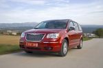 Chrysler Grand Voyager Gama Grand Voyager Limited Monovolumen Rojo Infierno metalizado Exterior Frontal-Lateral 5 puertas