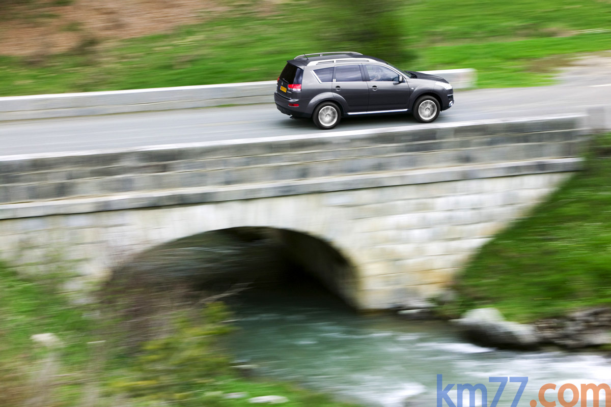 Citro&euml;n C-Crosser Gama C-Crosser Exclusive Todo terreno Gris acero nacarado Exterior Cenital-Lateral-Posterior 5 puertas