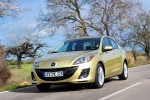 Mazda Mazda3 Gama Mazda3 SportSed&aacute;n Luxury Turismo Olympic Gold Metallic Exterior Frontal-Lateral 4 puertas