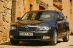 Skoda Superb 2.0 TDI 140 CV DPF Elegance Turismo Negro M&aacute;gico Efecto Perla Exterior Frontal-Lateral 5 puertas