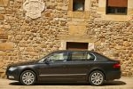 Skoda Superb 2.0 TDI 140 CV DPF Elegance Turismo Negro M&aacute;gico Efecto Perla Exterior Lateral 5 puertas