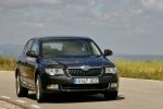 Skoda Superb 2.0 TDI 140 CV DPF Elegance Turismo Negro M&aacute;gico Efecto Perla Exterior Lateral-Frontal 5 puertas