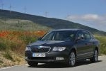 Skoda Superb 2.0 TDI 140 CV DPF Elegance Turismo Negro M&aacute;gico Efecto Perla Exterior Frontal-Lateral 5 puertas