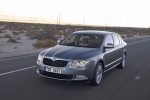 Skoda Superb 1.8 TSI 160 CV Elegance Turismo Plata Brillante Metalizado Exterior Frontal-Lateral 5 puertas