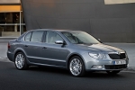 Skoda Superb 1.8 TSI 160 CV Elegance Turismo Plata Brillante Metalizado Exterior Lateral-Frontal 5 puertas