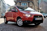 Mitsubishi Colt 1.3 ClearTec 95 CV Intense Turismo Rojo Specy Exterior Lateral-Frontal 3 puertas