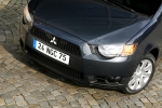 Mitsubishi Colt 1.1 ClearTec 75CV Invite Turismo Gris Smoked Exterior Frontal 3 puertas