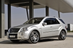 Mercedes-Benz Clase M ML 63 AMG (2008) AMG Todo terreno Plata Iridio Exterior Frontal-Lateral 5 puertas