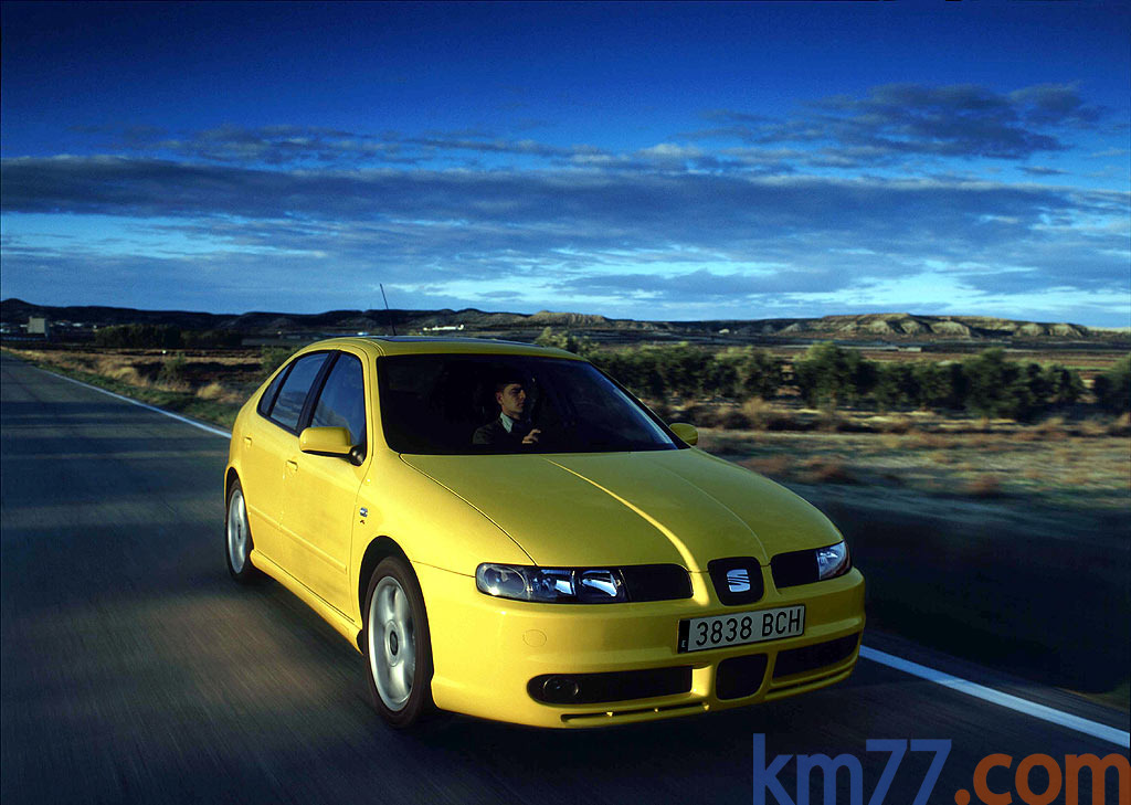 SEAT Le&oacute;n Cupra 4 Cupra 4 Turismo Amarillo Crono Exterior Lateral-Frontal 5 puertas