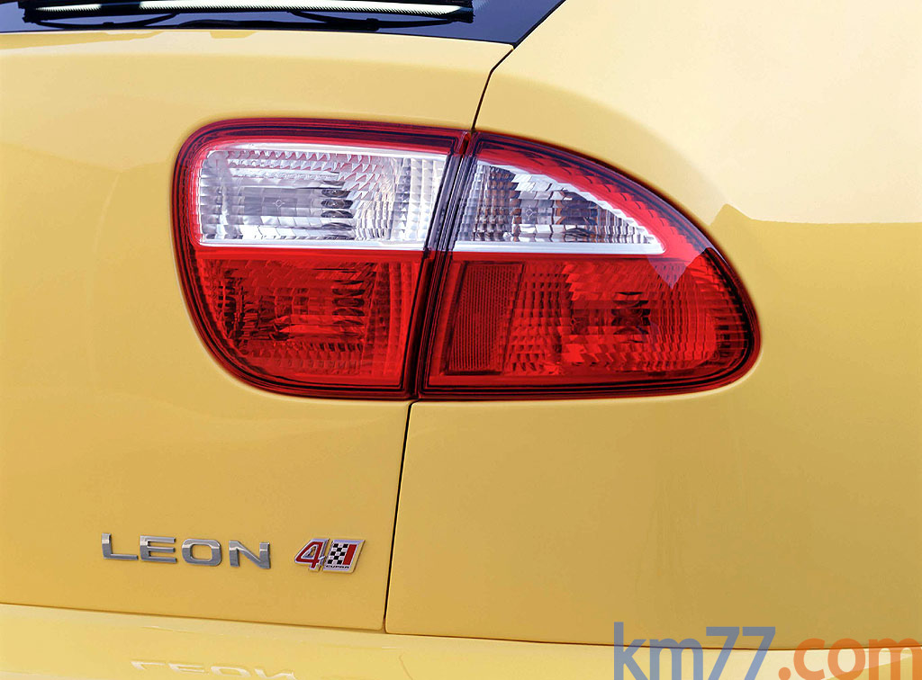 SEAT Le&oacute;n Cupra 4 Cupra 4 Turismo Amarillo Crono Exterior Pilotos 5 puertas