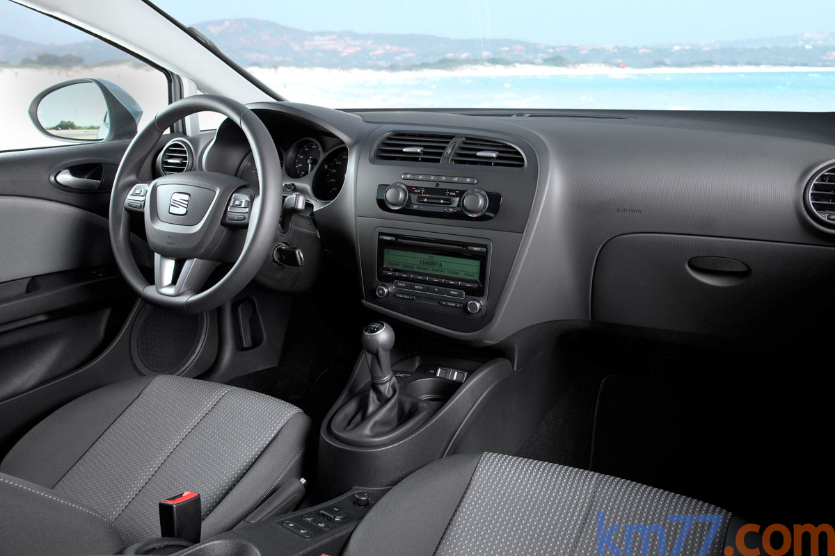 SEAT Le&oacute;n 1.2 TSI 105 CV Reference (2009) Turismo Interior Salpicadero 5 puertas