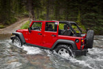 Jeep Wrangler Gama Wrangler Unnlimited (Modelo EE.UU.) Unlimited Rubicon (Modelo EE.UU.)  Todo terreno Deep Cherry Red Exterior Lateral 5 puertas