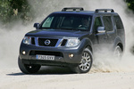 Nissan Pathfinder 2.5 dCi 190 CV LE Todo terreno Gris Silex Exterior Frontal-Lateral 5 puertas