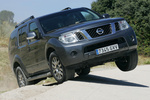 Nissan Pathfinder 2.5 dCi 190 CV LE Todo terreno Gris Silex Exterior Lateral-Frontal 5 puertas