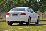 Infiniti M 30d S Turismo Moonlight White Exterior Posterior-Lateral 4 puertas