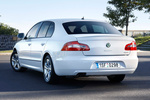 Skoda Superb 1.6 TDI DPF105 CV GreenLine GreenLine Turismo Blanco Candy Exterior Lateral-Posterior 5 puertas
