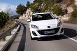 Mazda Mazda3 SportSed&aacute;n 1.6 CRTD 115 CV Sportive Turismo Arctic White Exterior Frontal-Lateral 4 puertas