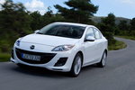 Mazda Mazda3 SportSed&aacute;n 1.6 CRTD 115 CV Sportive Turismo Arctic White Exterior Frontal-Lateral 4 puertas