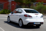 Mazda Mazda3 SportSed&aacute;n 1.6 CRTD 115 CV Sportive Turismo Arctic White Exterior Posterior-Lateral 4 puertas