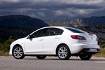 Mazda Mazda3 SportSed&aacute;n 1.6 CRTD 115 CV Sportive Turismo Arctic White Exterior Posterior-Lateral 4 puertas