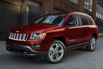 Jeep Compass Gama Compass (versi&oacute;n EE.UU.) Limited (version EE.UU.) Todo terreno Red Crystal Exterior Lateral-Frontal 5 puertas