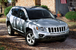 Jeep Compass Gama Compass (versi&oacute;n EE.UU.) Limited (version EE.UU.) Todo terreno Bright Silver Exterior Frontal-Lateral-Cenital 5 puertas