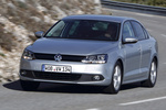 Volkswagen Jetta 1.2 TSI 105 CV Advance Turismo Gris Platino Metalizado Exterior Frontal-Lateral 4 puertas