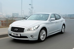 Infiniti M 35 HYBRID Gama M Turismo Moonlight White Exterior Frontal-Lateral 4 puertas