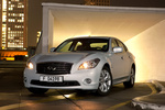 Infiniti M 35 HYBRID Gama M Turismo Moonlight White Exterior Frontal-Lateral 4 puertas