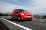 Toyota Yaris Gama Yaris Connect Turismo Rojo Exterior Frontal-Lateral 5 puertas