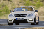 Mercedes-Benz Clase C C 63 AMG coup&eacute; con paquete &laquo;Performance AMG&raquo; y &laquo;Exterior de carbono AMG&raquo; AMG Coup&eacute; Blanco Diamante Metalizado Exterior Frontal-Lateral 2 puertas