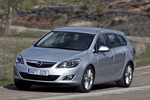 Opel Astra Sports Tourer 2.0 CDTI 160 CV Cosmo Turismo familiar Plata Blade Exterior Frontal-Lateral 5 puertas