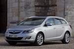 Opel Astra Sports Tourer 2.0 CDTI 160 CV Cosmo Turismo familiar Plata Blade Exterior Frontal-Lateral 5 puertas