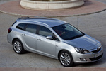Opel Astra Sports Tourer 2.0 CDTI 160 CV Cosmo Turismo familiar Plata Blade Exterior Frontal-Lateral-Cenital 5 puertas