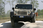 Jeep Wrangler 2.8L CRD 200 CV Rubicon Todo terreno Sahara Tan Exterior Frontal 5 puertas