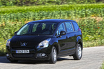 Peugeot 5008 1.6 HDi 112 FAP CMP Premium Monovolumen Negro Perla Nera Exterior Frontal-Lateral 5 puertas