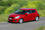 Suzuki Swift 1.3 D 75 CV GL+ Turismo Rojo Bright Exterior Frontal-Lateral 3 puertas