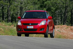 Suzuki Swift 1.3 D 75 CV GL+ Turismo Rojo Bright Exterior Frontal-Lateral 3 puertas
