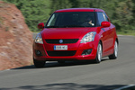 Suzuki Swift 1.3 D 75 CV GL+ Turismo Rojo Bright Exterior Frontal-Lateral 3 puertas