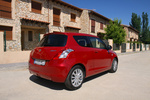 Suzuki Swift 1.3 D 75 CV GL+ Turismo Rojo Bright Exterior Lateral-Posterior 3 puertas