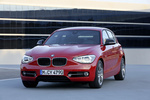 BMW Serie 1 118i Sport Line Turismo Karmesinrot Exterior Frontal-Lateral 5 puertas