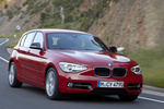 BMW Serie 1 118i Sport Line Turismo Karmesinrot Exterior Frontal-Lateral 5 puertas