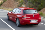 BMW Serie 1 118i Sport Line Turismo Karmesinrot Exterior Posterior-Lateral 5 puertas